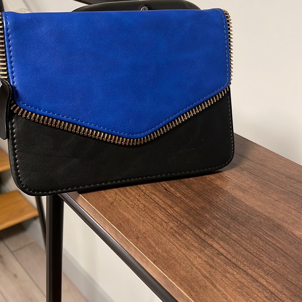 Blue/black clutch bag